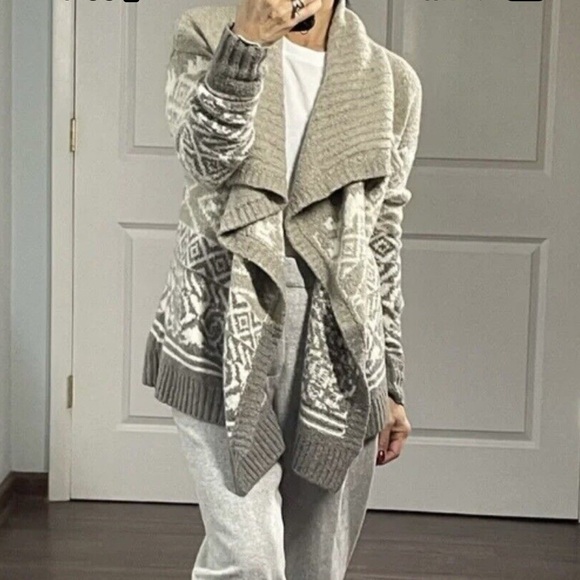 Abercrombie & Fitch Cozy Gray and Cream Women's Sweater - Picture 1 of 5